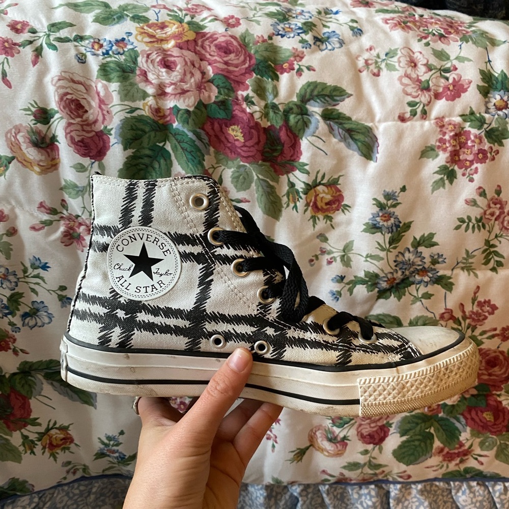 women’s 8 high top converse!